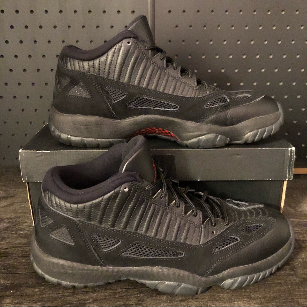 Jordan 11 Retro Low IE Referee 2015